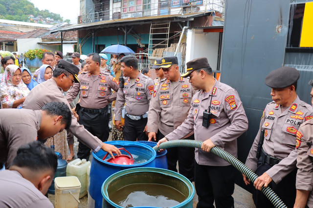 Polresta Bandar Lampung salurkan air bersih ke warga yang terdampak banjir. | Foto: Humas Polresta Bandar Lampung