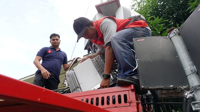 Petugas Teknis Telkomsel melakukan optimalisasi terhadap peningkatan kapasitas unit BTS 4G/LTE di wilayah Sulawesi dan Maluku Utara. (foto: istimewa)