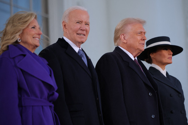 Presiden terpilih AS Donald Trump dan istrinya Melania Trump bertemu dengan Presiden AS Joe Biden dan ibu negara Jill Biden menjelang pelantikan Presiden dan Wakil Presiden Amerika Serikat di Washington, AS, Senin (20/1/2025). Foto: Carlos Barria/REUTERS