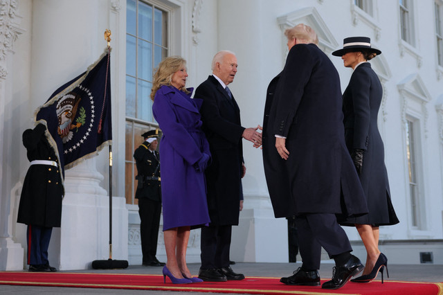 Presiden terpilih AS Donald Trump dan istrinya Melania Trump bertemu dengan Presiden AS Joe Biden dan ibu negara Jill Biden menjelang pelantikan Presiden dan Wakil Presiden Amerika Serikat di Washington, AS, Senin (20/1/2025). Foto: Carlos Barria/REUTERS