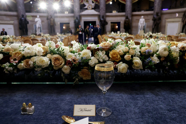 Meja untuk jamuan makan siang pada hari pelantikan Presiden dan Wakil Presiden Amerika Serikat di Statuary Hall, Gedung Capitol AS, Washington, DC, Amerika Serikat, Senin (20/1/2025). Foto: Evelyn Hockstein/REUTERS