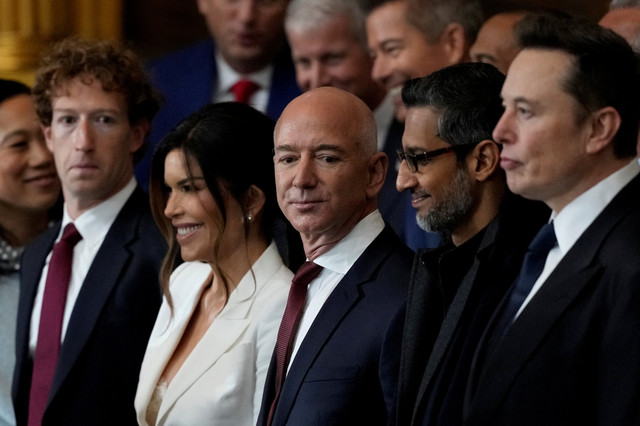 Mark Zuckerberg, Jeff Bezos, Sundar Pichai, dan Elon Musk menghadiri pelantikan Presiden dan Wakil Presiden Amerika Serikat di Rotunda Gedung Capitol, Washington, DC, Amerika Serikat, Senin (20/1/2025). Foto: Julia Demaree Nikhinson/Pool via REUTERS