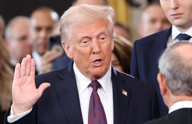 Presiden terpilih AS Donald Trump dilantik menjadi Presiden Amerika Serikat di Rotunda Gedung Capitol, Washington, DC, Amerika Serikat, Senin (20/1/2025). Foto: Kevin Lamarque/REUTERS