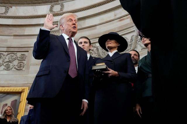 Presiden terpilih AS Donald Trump dilantik menjadi Presiden Amerika Serikat di Rotunda Gedung Capitol, Washington, DC, Amerika Serikat, Senin (20/1/2025). Foto: Morry Gash/Pool via REUTERS