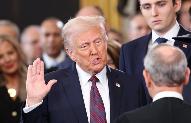 Presiden terpilih AS Donald Trump dilantik menjadi Presiden Amerika Serikat di Rotunda Gedung Capitol, Washington, DC, Amerika Serikat, Senin (20/1/2025). Foto: Kevin Lamarque / POOL / AFP