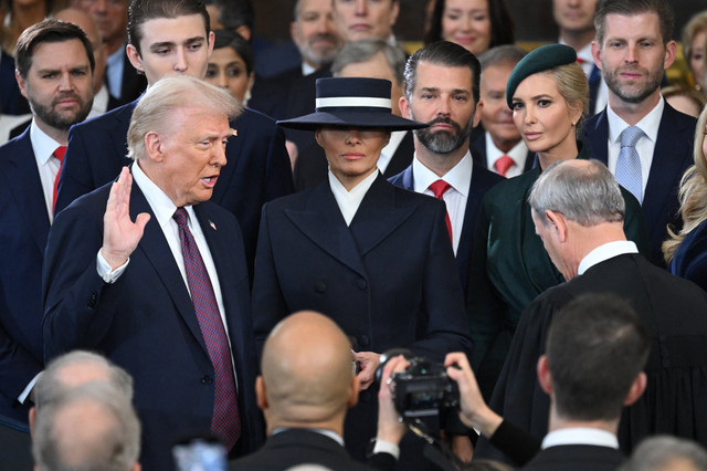 Presiden terpilih AS Donald Trump dilantik menjadi Presiden Amerika Serikat di Rotunda Gedung Capitol, Washington, DC, Amerika Serikat, Senin (20/1/2025). Foto: SAUL LOEB / POOL / AFP