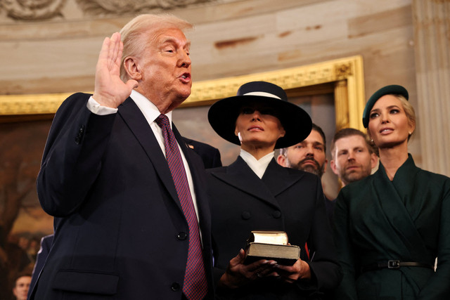 Presiden terpilih AS Donald Trump dilantik menjadi Presiden Amerika Serikat di Rotunda Gedung Capitol, Washington, DC, Amerika Serikat, Senin (20/1/2025). Foto: CHIP SOMODEVILLA / AFP