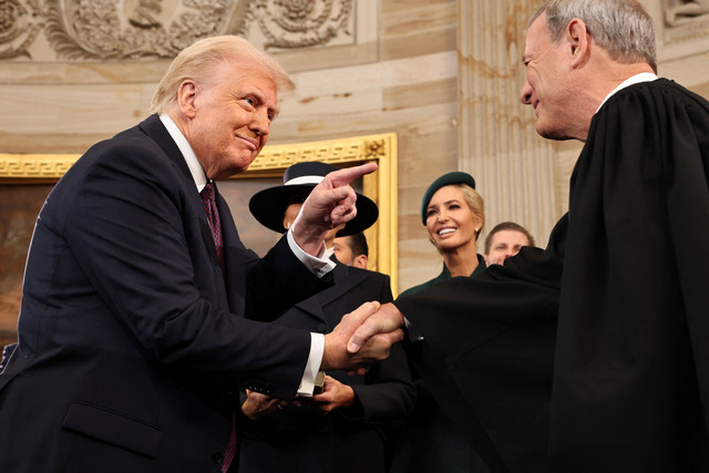 Presiden terpilih AS Donald Trump usai dilantik menjadi Presiden Amerika Serikat di Rotunda Gedung Capitol, Washington, DC, Amerika Serikat, Senin (20/1/2025). Foto: SAUL LOEB / POOL / AFP