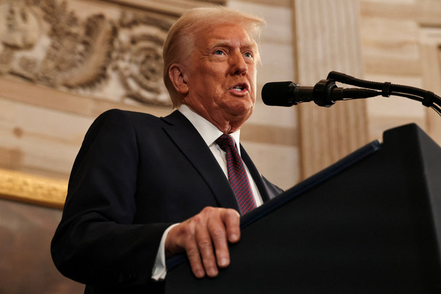 Presiden AS Donald Trump menyampaikan pidato usai dilantik menjadi Presiden Amerika Serikat di Rotunda Gedung Capitol, Washington, DC, Senin (20/1/2025). Foto: Chip Somodevilla/Pool via REUTERS