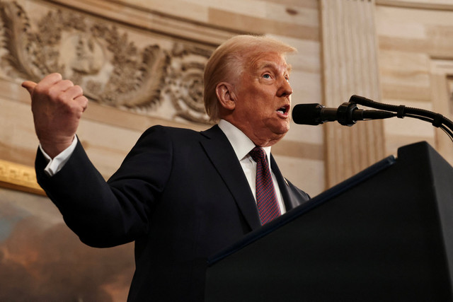 Presiden AS Donald Trump menyampaikan pidato usai dilantik menjadi Presiden Amerika Serikat di Rotunda Gedung Capitol, Washington, DC, Senin (20/1/2025). Foto: Chip Somodevilla/Pool via REUTERS