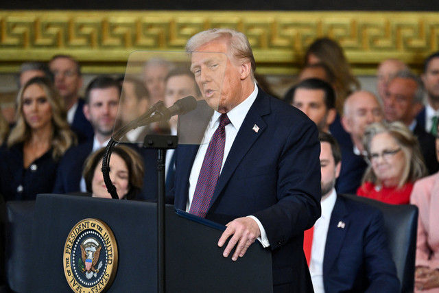 Presiden AS Donald Trump menyampaikan pidato usai dilantik menjadi Presiden Amerika Serikat di Rotunda Gedung Capitol, Washington, DC, Senin (20/1/2025). Foto: Saul Loeb/Pool via REUTERS