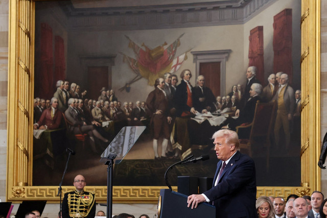 Presiden AS Donald Trump menyampaikan pidato usai dilantik menjadi Presiden Amerika Serikat di Rotunda Gedung Capitol, Washington, DC, Senin (20/1/2025). Foto: Kevin Lamarque/REUTERS