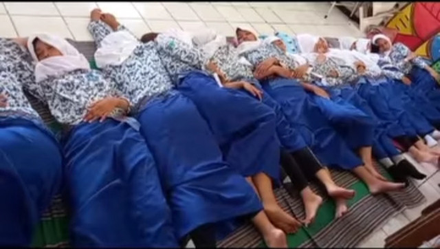 Tangkapan layar siswi SMP di Surabaya sedang tidur siang di sekolah.