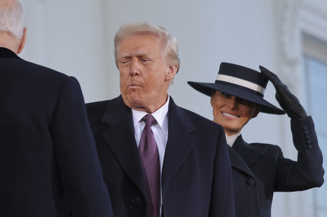 Penampilan First Lady Melania Trump saat pelantikan suaminya, Donald Trump, sebagai Presiden Amerika Serikat ke-47. Foto: Carlos Barria/REUTERS