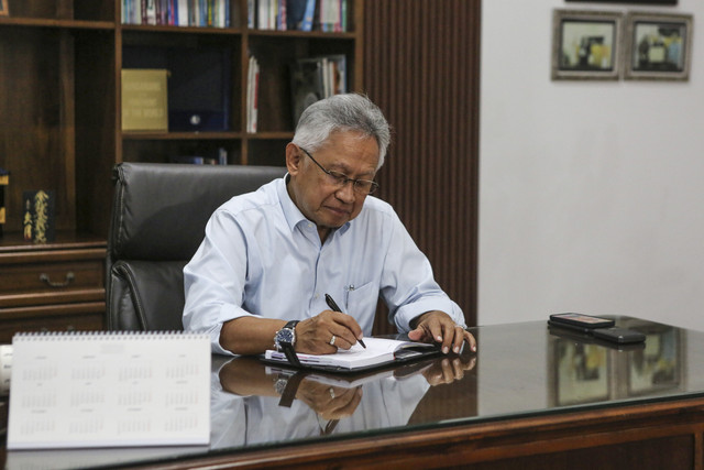 Menteri Pendidikan Tinggi, Sains, dan Teknologi (Mendikti Saintek) Satryo Soemantri Brodjonegoro bersiap untuk menyampaikan klarifikasi terkait aksi demo yang terjadi di Kantor Kementerian Dikti Saintek, Jakarta, Senin (21/1/2025). Foto: Asprilla Dwi Adha/ANTARA FOTO