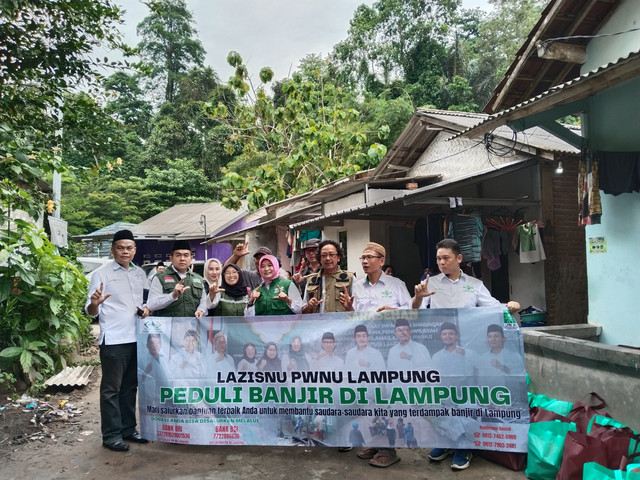 LAZISNU dan LPBI PWNU Lampung saat meninjau dan menyalurkan bantuan untuk korban banjir bandang di Kelurahan Negeri Olok Gading, Kecamatan Telukbetung Barat Bandar Lampung | Foto : Eka Febriani / Lampung Geh