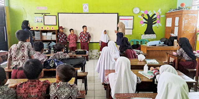 Tim KKNT Inovasi IPB Edukasi Siswa Desa Cibarengkok soal Lingkungan dan Pertemanan