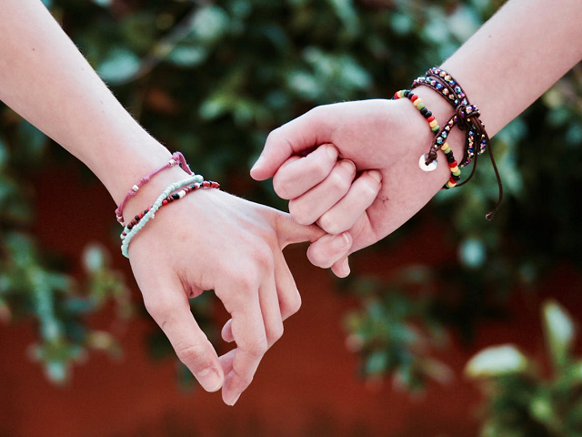 Ilustrasi pinky promise adalah? Sumber: pexels.com/pixabay.