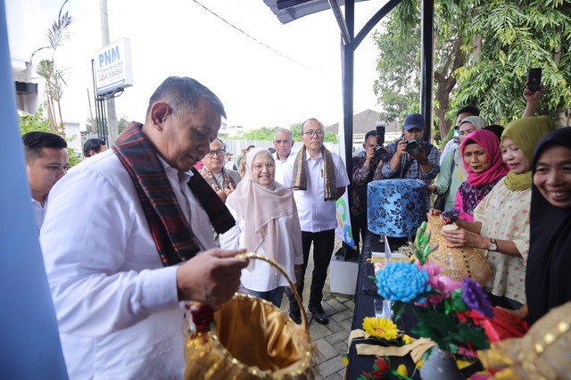 Wakil Menteri UMKM Helvi Moraza, meninjau klasterisasi usaha daur ulang limbah plastik PNM Mekaar di Makassar. (ist)