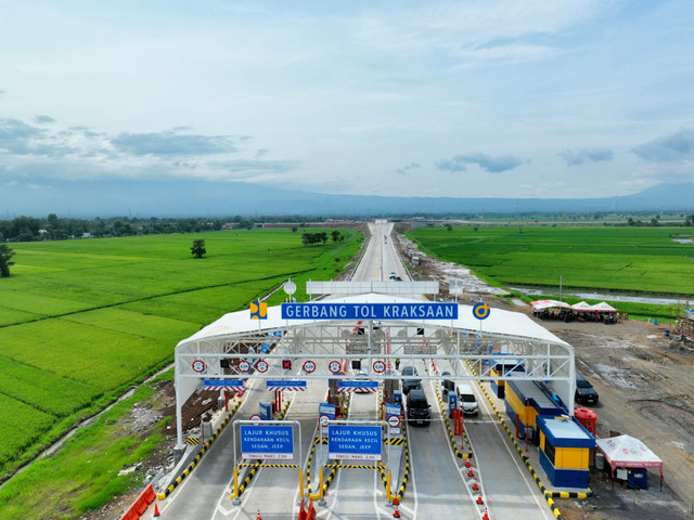 Gerbang Tol Kraksaan di Desa Semampir, Kecamatan Kraksaan, Kabupaten Probolinggo yang dikelola Jasa Marga. Foto: Dok. Jasa Marga