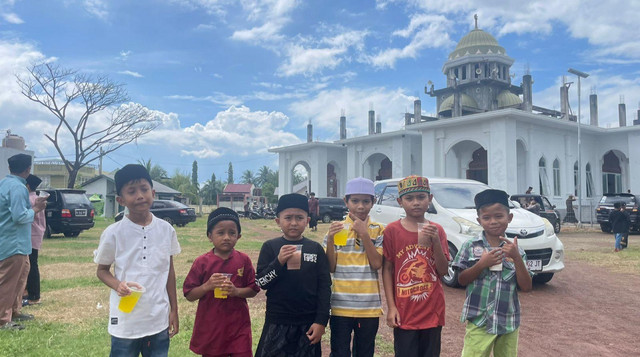 Kebahagiaan Anak-anak Sepulang Sholat Jumat Mendapatkan Kue dan Minuman Jumat Berkah dari DT Peduli Aceh (Sumber : DT Peduli)