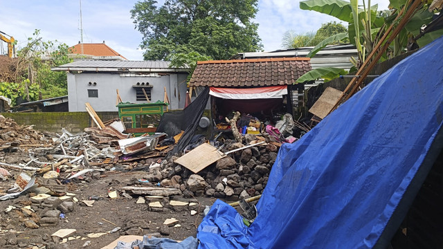 Suasana rumah kos tertimpa di Jalan Kendedes, Kelurahan Ubung, Denpasar, Bali, Senin (20/1/2025) pagi. Foto: Denita BR Matondang/kumparan