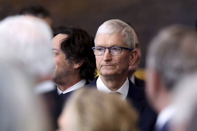 Tim Cook tiba sebelum Pelantikan Presiden ke-60 di Rotunda Gedung Kongres AS di Washington, Senin (20/1/2025). Foto: Kevin Lamarque/ AP pool REUTERS