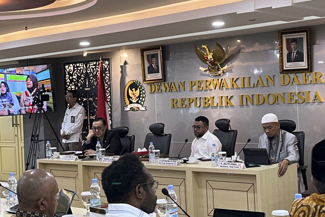 Suasana Ruang Rapat Komite III Dewan Perwakilan Daerah (DPD) bersama Badan Gizi Nasional (BGN), di Ruang Rapat Kutai III, Komplek Parlemen Senayan, Selasa (21/1/2025). Foto: Alya Zahra/kumparan 