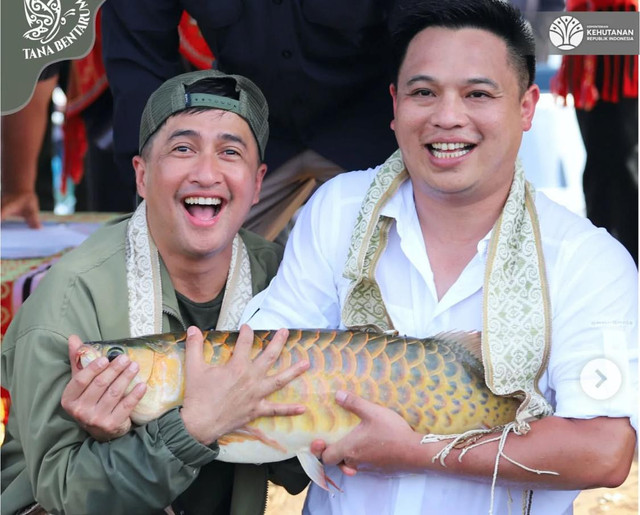 Irfan Hakim saat melepaskan Arwana ke habitat asalnya di Danau Sentarum. Foto: Dok. instagram @bbtn_bentarum