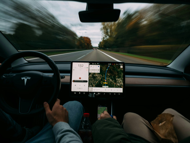 Ilustrasi Tips Memilih Head Unit Android, Foto: Unsplash/Brecht Denil