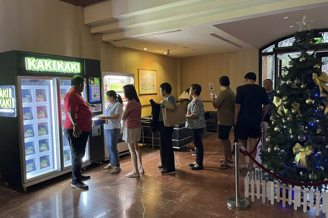 Durian kakikaki yang dijual di vending machine. Foto: Instagram/ @kaki_kaki_durian  