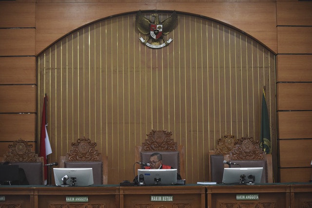 Hakim tunggal Djuyamto memimpin sidang perdana praperadilan Sekjen PDI Perjuangan Hasto Kristiyanto. Foto: Indrianto Eko Suwarso/ANTARA FOTO