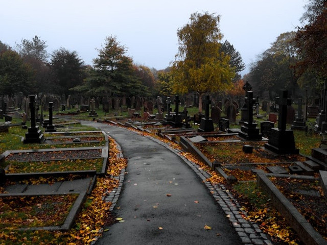 Taman Makam Pahlawan Cikutra. Foto hanyalah ilustrasi bukan tempat sebenarnya. Sumber: Unsplash/Jacob Amson