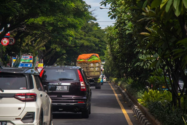 Sejarah Jalan Ciumbuleuit. Foto adalah Jalan Kota Bandung. Sumber: Unsplash/Abdul Ridwan