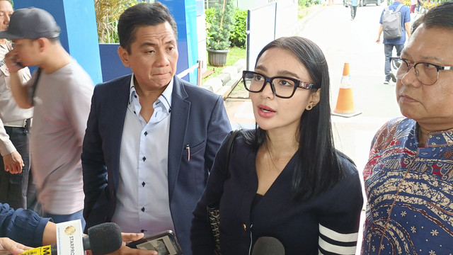 Penyanyi Dangdut Wika Salim (kanan) Didampingi Kuasa Hukumnya, Sandy Arifin (kiri) di SPKT Polda Metro Jaya, Selasa (21/1/2025). Foto: Aprilandika Pratama/kumparan