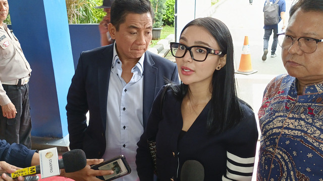 Penyanyi Dangdut Wika Salim (kanan) Didampingi Kuasa Hukumnya, Sandy Arifin (kiri) di SPKT Polda Metro Jaya, Selasa (21/1/2025). Foto: Aprilandika Pratama/kumparan