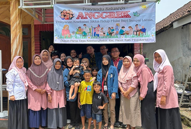 Foto bersama dengan kader posyandu dusun Paras setelah kegiatan posyandu berakhir. Dokumentasi pribadi penulis.