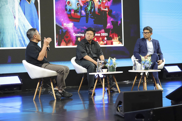 Group President and CEO of Visinema Studio Herry Budiazhari Salim memberikan pemaparan disaksikan oleh Vice President kumparan Studio Risang Dhananto dan Group CEO Infia Corp Aji Pratomo saat IP.Expo Indonesia di Jakarta, Selasa (21/1/2025). Foto: Jamal Ramadhan/kumparan