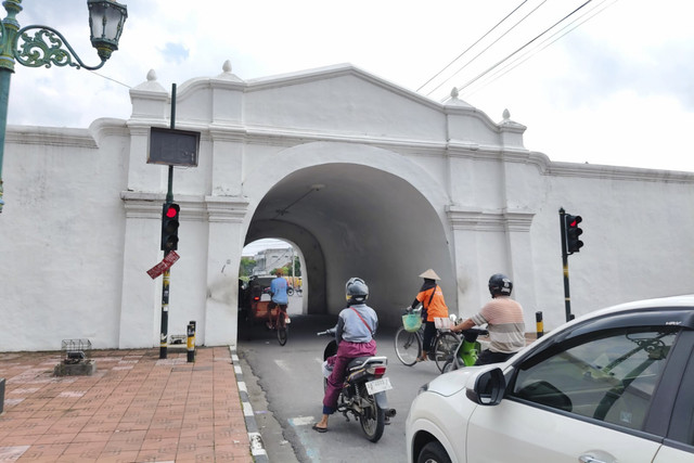 Suasana Plengkung Gading, salah satu gerbang untuk masuk ke dalam kawasan Jeron Beteng di sekitar Keraton Yogyakarta, Selasa (21/1/2025). Foto: Arfiansyah Panji Purnandaru/kumparan