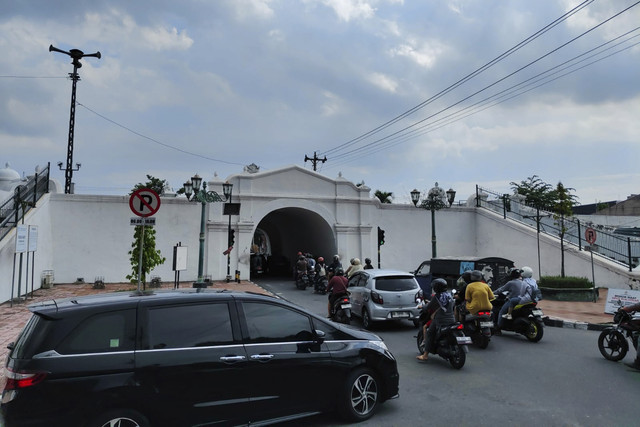 Suasana Plengkung Gading, salah satu gerbang untuk masuk ke dalam kawasan Jeron Beteng di sekitar Keraton Yogyakarta, Selasa (21/1/2025). Foto: Arfiansyah Panji Purnandaru/kumparan