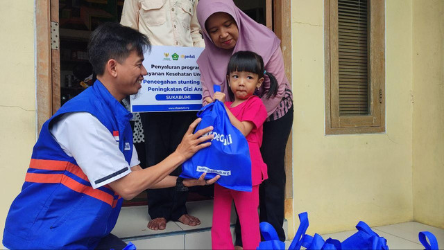 Penyerahan Bantuan Makanan Penunjang Nutrisi Stunting kepada Penerima Manfaat di Kampung Zakat, Sukabumi (Sumber : DT Peduli)