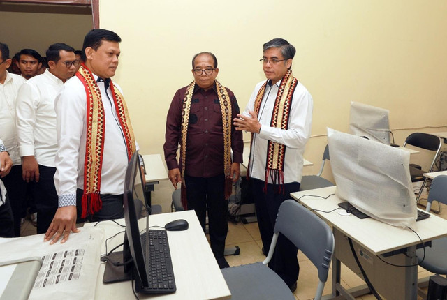 Menteri Ketenagakerjaan Republik Indonesia, Prof. Yassierli bersama Pj. Gubernur Lampung saat meninjau Balai Latihan Kerja (BLK) Provinsi Lampung | Foto : Dok. Adpim