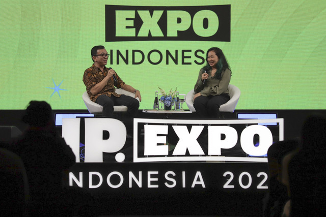 Executive Partner GDP Venture Ayu Hakim (kanan) memberikan pemaparan disaksikan oleh Content Director dentsu Indonesia Rommy Yosef Pantouw saat IP.Expo Indonesia di Jakarta, Selasa (21/1/2025). Foto: Jamal Ramadhan/kumparan