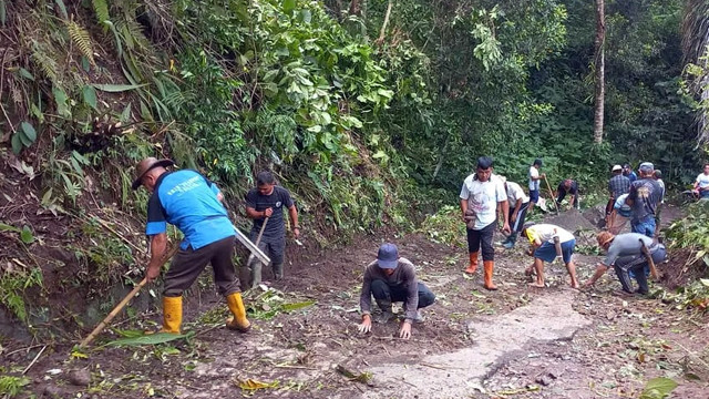 Masyarakat bersama Pemerintah Desa memperbaiki jalan penghubung Desa Kumelembuai-Malola menggunakan dana swadaya pada 5 Januari 2025.