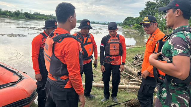 Tim SAR Gabungan dari BPBD Bojonegoro, saat lakukan persiapan pencarian korban tenggelam di Bengawan Solo di Desa Kanor, Kecamatan Kanor Kabupaten Bojonegoro. Selasa (21/01/2025) (Aset: Istimewa)