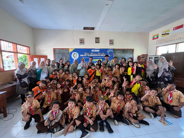 Mahasiswa KKN UNAIR sosialisasikan edukasi pemilahan sampah kepada siswa-siswi di SDN 1 Kaotan pada Sabtu (18/1/2025). (dokumentasi pribadi)