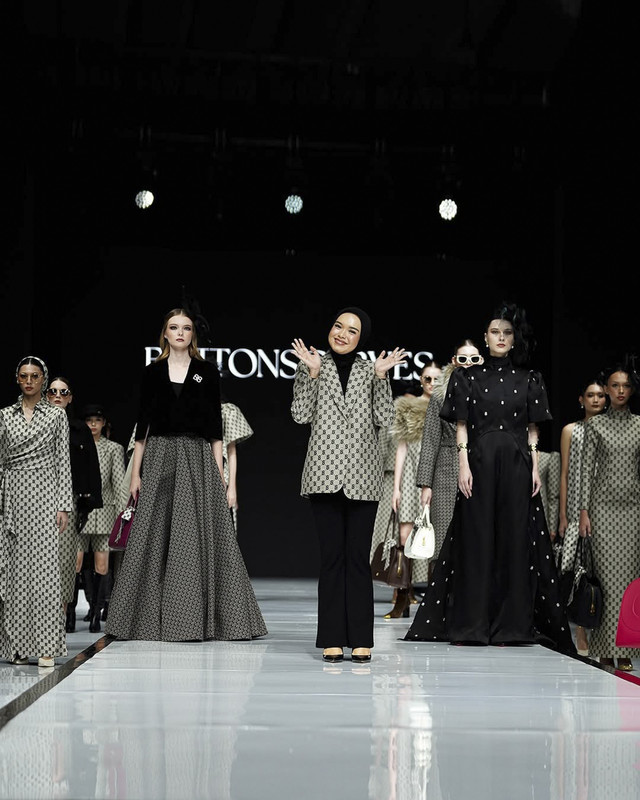 Joy Bag Buttonscarves Hiasi Runway Garis Poetih Raya 2025.  Foto: dok. Buttonscarves