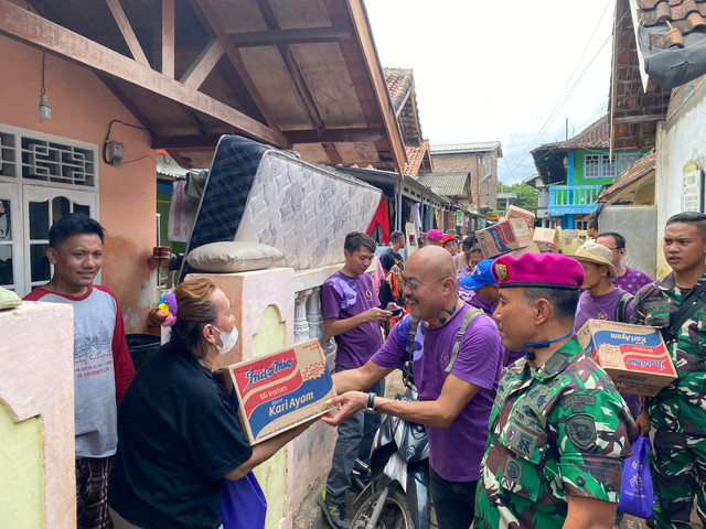 Brigif 4 Marinir/BS bersama 
Relawan PT Asia Makmur  membagikan 1.600 paket sembako kepada warga terdampak banjir. | Foto: Sinta Yuliana/Lampung Geh