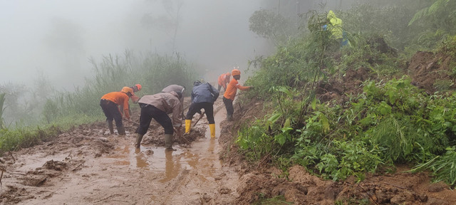 Petugas gabungan mengevakuasi korban meninggal dunia imbas bencana longsor dan banjir di Petungkriyono, Kabupaten Pekalongan, Jawa Tengah. Foto: Dok. Istimewa