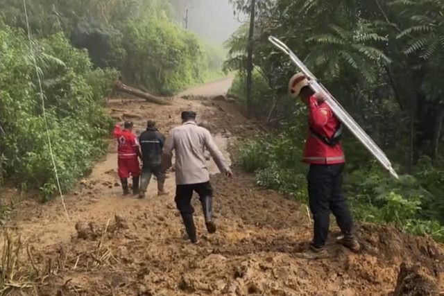 Petugas gabungan mengevakuasi korban meninggal dunia imbas bencana longsor dan banjir di Petungkriyono, Kabupaten Pekalongan, Jawa Tengah. Foto: Dok. Istimewa